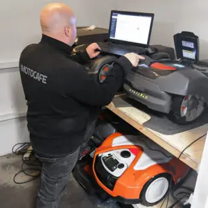 Robottiruohonleikkurin kausihuolto