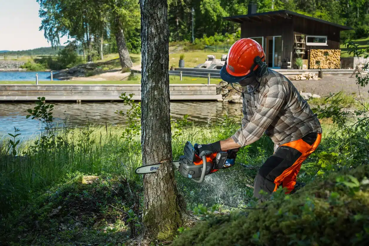 Husqvarna 242i akkusaha sis. akun ja laturin - Image 4